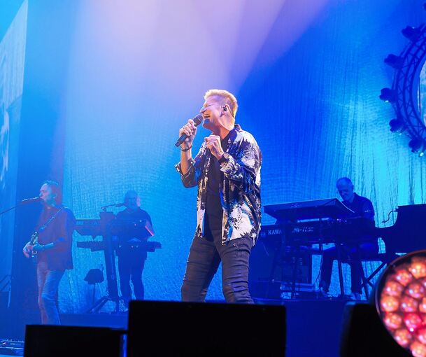 Starke Show: Pur begeistern die 4000 Zuschauer in der MHP-Arena beim Auftakt zur Deutschland-Tournee. Foto: Holm Wolschendorf