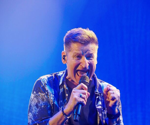 Starke Show: Pur begeistern die 4000 Zuschauer in der MHP-Arena beim Auftakt zur Deutschland-Tournee. Foto: Holm Wolschendorf