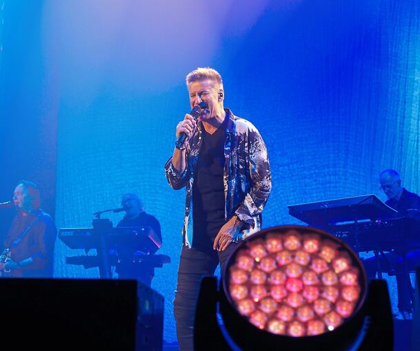 Starke Show: Pur begeistern die 4000 Zuschauer in der MHP-Arena beim Auftakt zur Deutschland-Tournee. Foto: Holm Wolschendorf