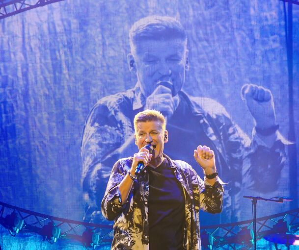 Starke Show: Pur begeistern die 4000 Zuschauer in der MHP-Arena beim Auftakt zur Deutschland-Tournee. Foto: Holm Wolschendorf