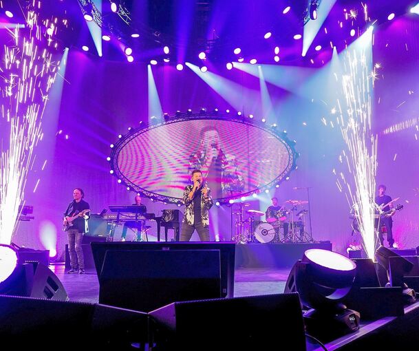 Starke Show: Pur begeistern die 4000 Zuschauer in der MHP-Arena beim Auftakt zur Deutschland-Tournee. Foto: Holm Wolschendorf