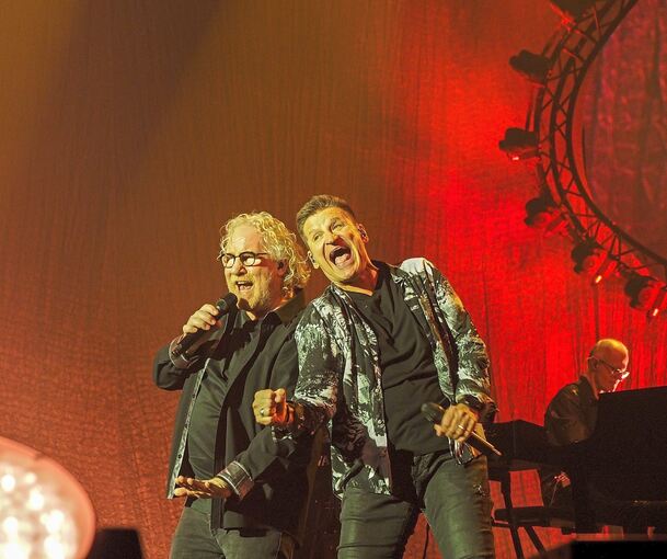 Starke Show: Pur begeistern die 4000 Zuschauer in der MHP-Arena beim Auftakt zur Deutschland-Tournee. Foto: Holm Wolschendorf
