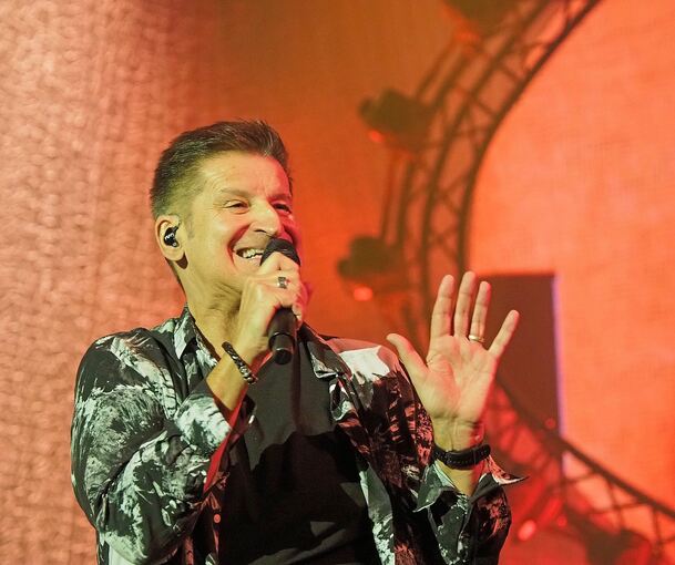 Starke Show: Pur begeistern die 4000 Zuschauer in der MHP-Arena beim Auftakt zur Deutschland-Tournee. Foto: Holm Wolschendorf