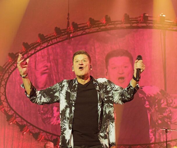 Starke Show: Pur begeistern die 4000 Zuschauer in der MHP-Arena beim Auftakt zur Deutschland-Tournee. Foto: Holm Wolschendorf