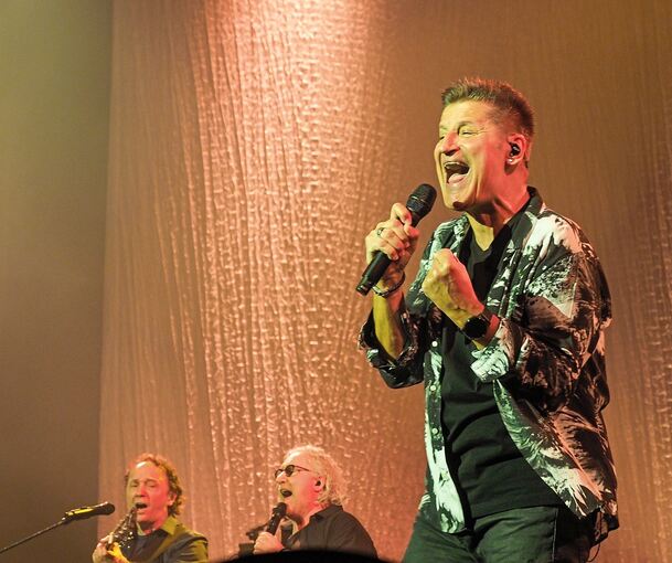Starke Show: Pur begeistern die 4000 Zuschauer in der MHP-Arena beim Auftakt zur Deutschland-Tournee. Foto: Holm Wolschendorf