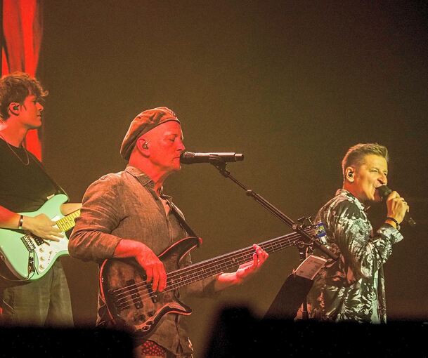 Starke Show: Pur begeistern die 4000 Zuschauer in der MHP-Arena beim Auftakt zur Deutschland-Tournee. Foto: Holm Wolschendorf