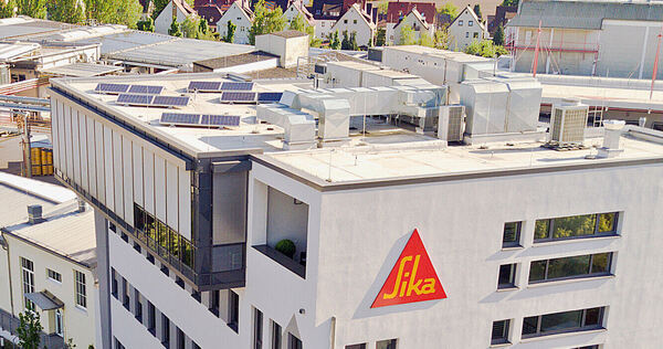 Wenn im Bau oder in der Industrie etwas Bleibendes entsteht, kommen meistens Sika-Lösungen zum Einsatz. Als Arbeitgeber bietet Sika Deutschland Mitarbeitenden beste Perspektiven.  Fotos: Sika Deutschland GmbH