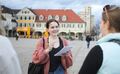 Am Produktions- und Planungsdesk werden die Nachrichten für die Zeitung und die Onlineangebote zusammengestellt. Marion Blum (links) arbeitet gerade an den Zeitungsseiten, Anna Fritz recherchiert auf dem Marktplatz.  Fotos: Ramona Theiss