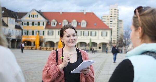 Am Produktions- und Planungsdesk werden die Nachrichten für die Zeitung und die Onlineangebote zusammengestellt. Marion Blum (links) arbeitet gerade an den Zeitungsseiten, Anna Fritz recherchiert auf dem Marktplatz.  Fotos: Ramona Theiss