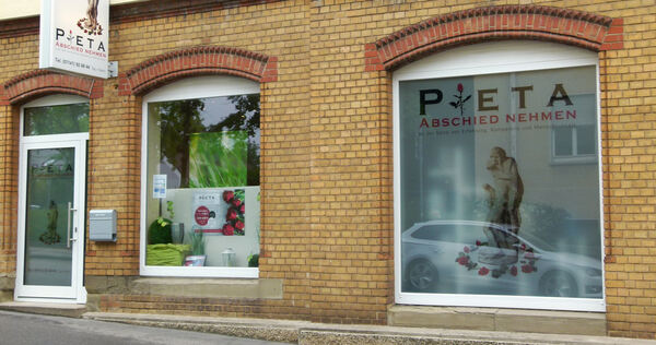 Das Bestattungsinstitut Pieta unterstützt und berät Angehörige bei einem würdevollen Abschied der Verstorbenen. Während die Urnenbestattung inzwischen überwiegt, wird die Anfertigung von Erinnerungsdiamanten nur selten nachgefragt.  Fotos: tupf / Andreas Becker / Algordanza