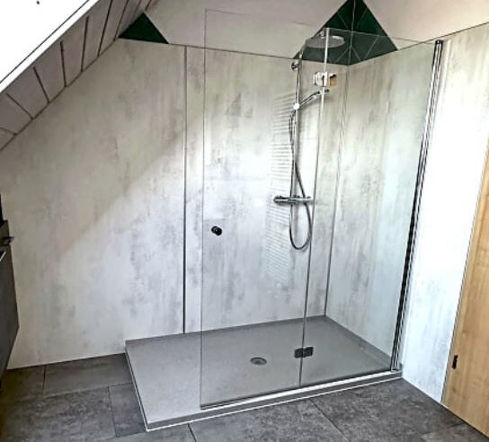 Ein seniorengerechter Umbau des Badezimmers ist in den meisten Fällen der Anlass für die Sanierung, unter anderem mit dem Einbau einer barrierefrei zugänglichen Dusche. Fotos: Vitalbäder