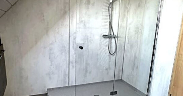 Ein seniorengerechter Umbau des Badezimmers ist in den meisten Fällen der Anlass für die Sanierung, unter anderem mit dem Einbau einer barrierefrei zugänglichen Dusche. Fotos: Vitalbäder