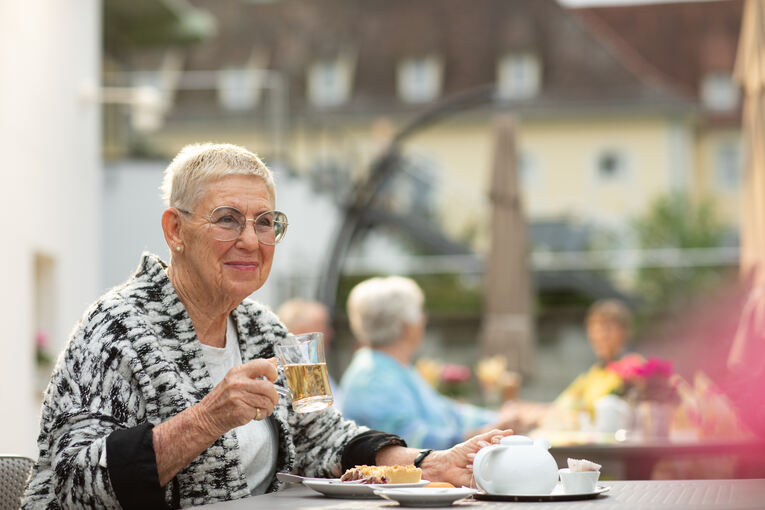 Bei einer Tasse Tee und einem Stück Kuchen den Nachmittag genießen oder gemeinsam basteln und sich austauschen – die Möglichkeiten im mC Seniorenstift Ludwigsburg sind so individuell wie ihre Bewohner.  Fotos: mC Seniorenstift