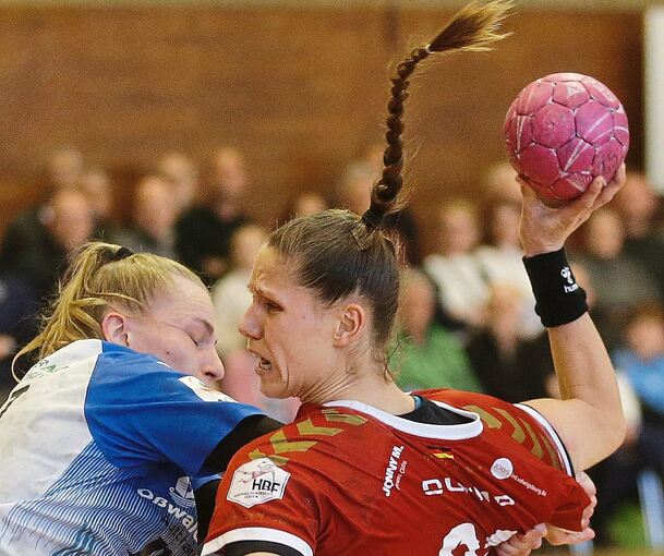 Xenia Smits (SG, rechts) gegen Annika Lott. Foto: Baumann