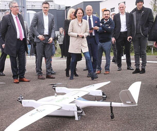 Großes Interesse an der ersten Drohne, die künftig Labor- und Blutproben transportieren soll. Foto: Alfred Drossel