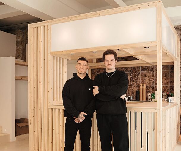 Florian Bless (links) und Kai Bechtle machen nicht nur Mode. Am 28. April gehen sie in der Kirchstraße mit dem Conceptstore „Us not Us“ und dem Café Kyub an den Start. Fotos: Privat