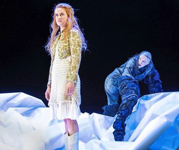 Shakespeares „Der Sturm“ in aktueller Version: Camille Dombrowsky als Miranda und Evgenia Dodina als Sklave Caliban. Foto: Toni Suter/p