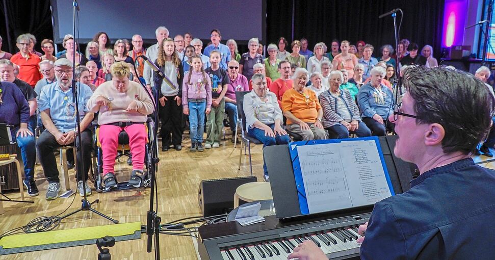Einfach singen: Dieser Chor unter Leitung von Christiane Hähnle hat Sängerinnen und Sänger zwischen neun und 94 Jahren. Fotos: Holm Wolschendorf