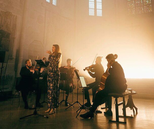 Stimmungsvoller Auftritt: Isabel Pfefferkorn und das Rothko String Quartet in der Franziskanerkirche. Foto: Selma Brauns/p