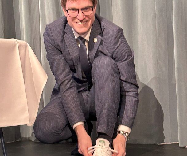 Markus Kleemann mit seinen neuen, weißen Turnschuhen.Foto: Patricia Rapp