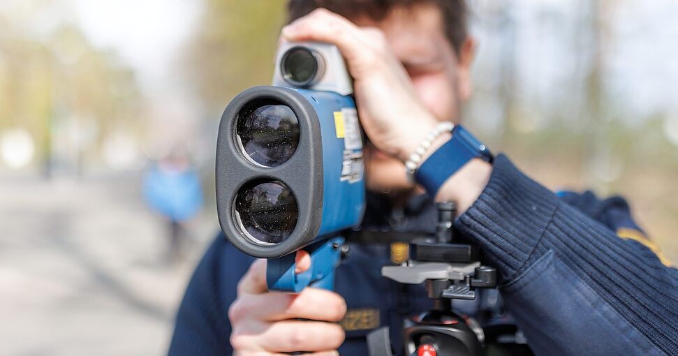Ein Polizist schaut während des Blitzermarathons durch ein Laserhandmessgerät: Mehr als 650 Verstöße registrierte die Polizei am Freitag in den Kreisen Ludwigsburg und Böblingen. Foto: dpa