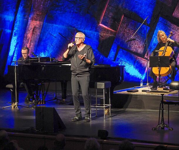 Poesie trifft Musik: Konstantin Wecker mit der Cellistin Fany Kammerlander und dem Pianisten Jo Barnikel zu Gast im Forum. Foto: Holm Wolschendorf