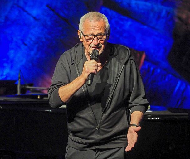 Poesie trifft Musik: Konstantin Wecker im Forum. Foto: Holm Wolschendorf