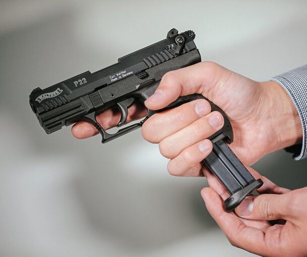 Eine Schreckschusswaffe löst in Asperg an der Alleenstraße einen Polizeieinsatz aus.