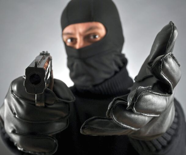 Die Täter bedrohten die Sicherheitsdienst-Mitarbeiter mit Schusswaffen. Symbolfoto: Dan Race/stock.adobe.com