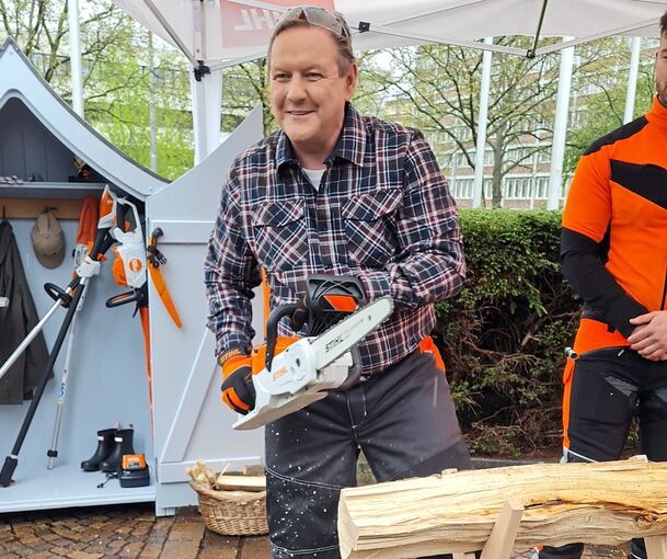 Vorstandschef Michael Traub führt eine Stihl-Akkusäge vor. Foto: Markus Stübler