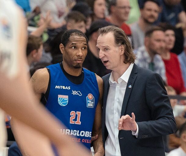Tremmell Darden (links) schwärmt von Ingo Freyers Tempo-Basketball beim Syntainics MBC. Foto: Eibner