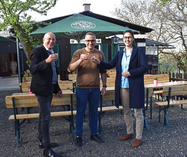 Freuen sich auf den Neustart in der Alm (von links): Gerlingens Erster Beigeordneter Stefan Altenberger, Vereinsvorstand Kristian Kera und die Leiterin des Amtes für Gebäudemanagement bei der Stadt, Nina Fänger. Foto: Stadt Gerlingen.