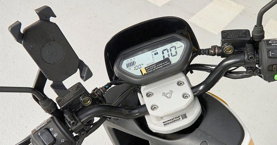 Das Cockpit hat auch Platz für‘s Handy – lediglich als Navi zu nutzen, natürlich. Foto: Andreas Becker