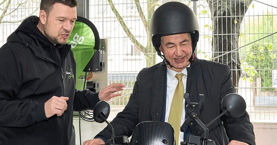 Landrat Dietmar Allgaier lässt sich von Süwag-Geschäftsführer Christopher Osgood Lub-e zeigen. Foto: Andreas Becker