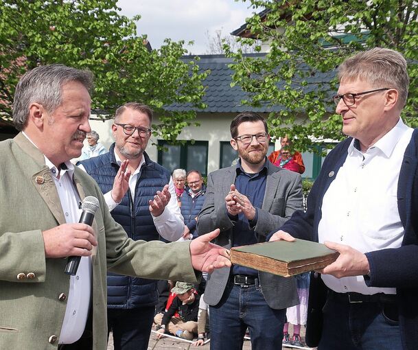 Helmut Beck (links) übergibt die Geschäfte an den neuen Hofanwalt Knut Brenner (rechts). Die Bürgermeister der Mutterkommunen Schwieberdingen und Markgröningen, Nico Lauxmann und Jens Hübner, applaudieren. Foto: Alfred Drossel