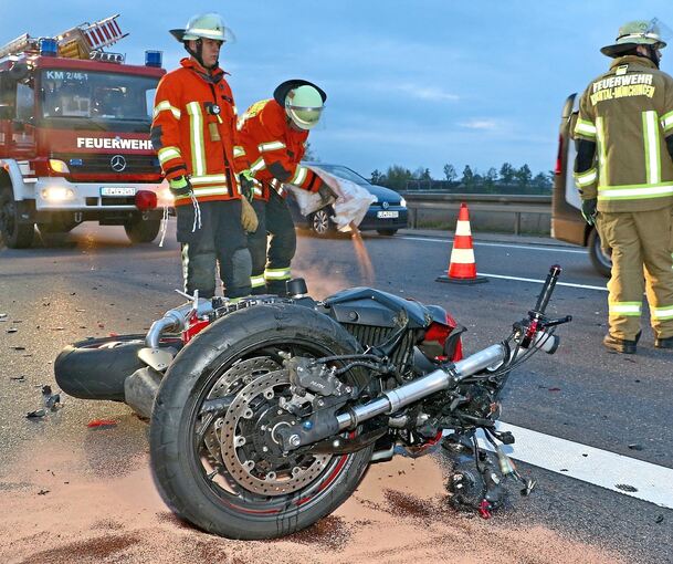Das Motorrad wurde bei dem Unfall stark beschädigt. Foto: KS-Images.de/Andreas Rometsch