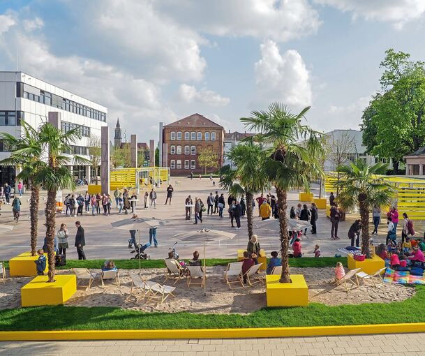 Ein Teil des Rathaushofes ist zum Stadtstrand geworden. Haben dort beim Wochenmarkt am kommenden Samstag alle Stände genügend Platz? Archivfoto: Holm Wolschendorf
