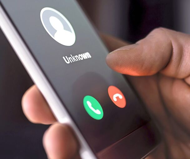 Hinter unbekannten Nummern oder Nummern aus dem Ausland stecken oftmals Betrüger. Symbolfoto: AdobeStock