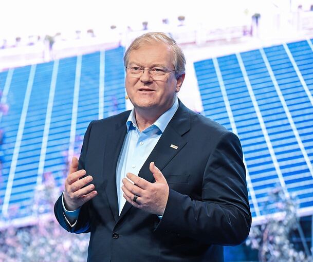 Bosch-Chef Stefan Hartung vor Solarpaneelen. Foto: Bernd Weißbrod/dpa