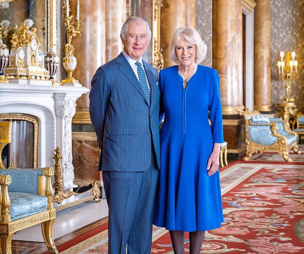 Das ist das offizielle Foto von König Charles III. und Königin Camilla. Passend dazu gibt es das Original-Rezept für eine Krönungsquiche. Foto: dpa