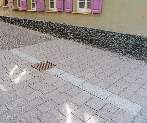 Ein Zwischending aus Beton und Splitt liegt in den Fugen des Pflasters und sorgt für Ärger.