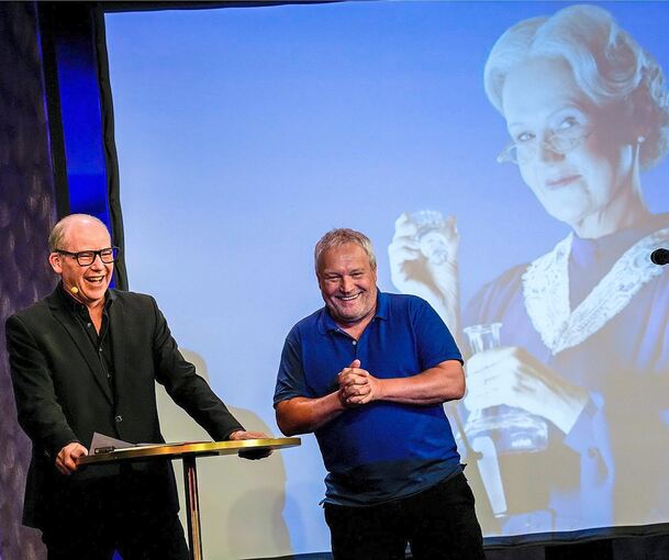 Aufbruchstimmung: Intendant Axel Preuß (links) und Schauspieler Andreas Klaue bei der Spielplanpräsentation in der Stuttgarter Komödie im Marquardt. Foto: Tobias Metz/p