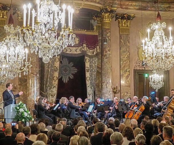 Im opulenten Ambiente des Ordenssaales im Residenzschloss hat die Stadtgründungsfeier stattgefunden. Fotos: Holm Wolschendorf