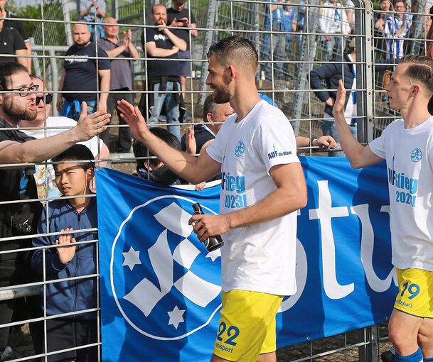 Dank an die Fans: Die Kickers-Spieler David Braig und Cedric Guarino feiern in Reutlingen den vorzeitigen Aufstieg in die Regionalliga. Foto: Baumann