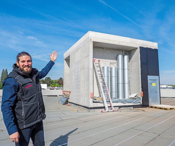 Ender Engin auf der Baustelle: Der Aufzugsturm des Gebäudes an der Aldinger Straße soll mit einer kleinen Sternwarte gekrönt werden.Fotos: Holm Wolschendorf