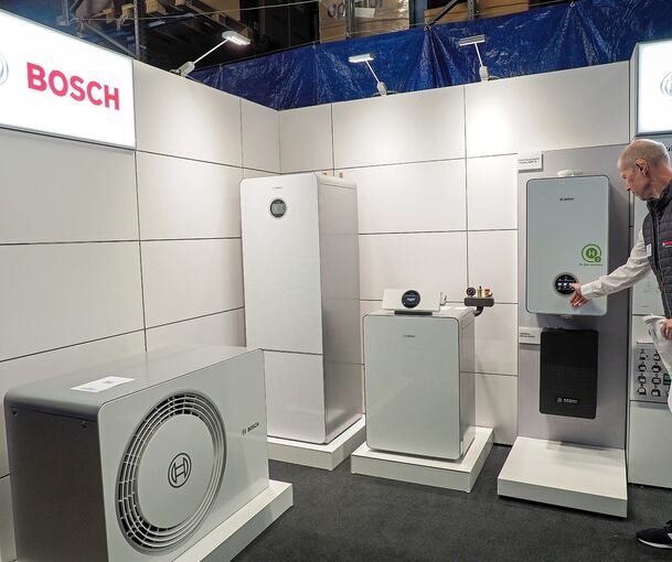 Heizsysteme spielten bei der Hausmesse eine große Rolle: Bernd Kranich von Bosch informierte über Wärmepumpe (links) sowie Ölbrenner und Gastherme als Hybrid daneben.