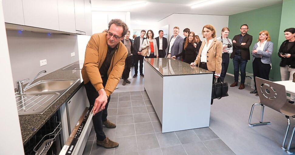 Führung durch eine Wohnung im neuen Wohnheim: Wissenschaftsministerin Petra Olschowski (rechts) lässt sich von Stefan Schneider vom Studierendenwerk die Küche zeigen. Foto: Ramona Theiss