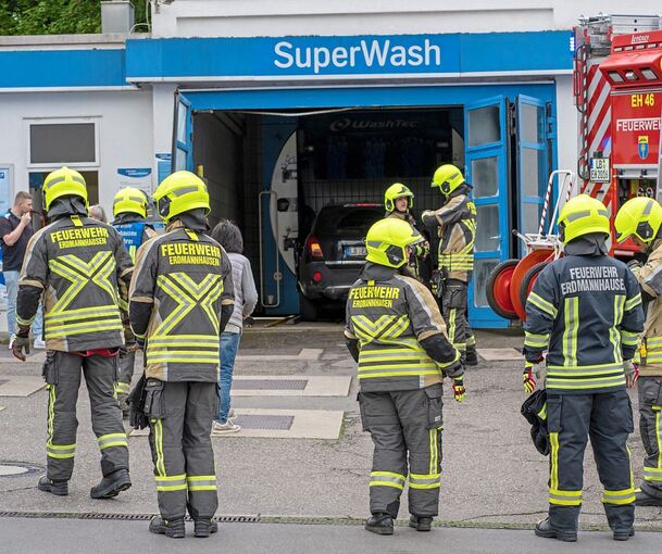 Die Feuerwehr zog das Auto aus der Waschstraße. Foto: KS-Images/Patrick Rörig