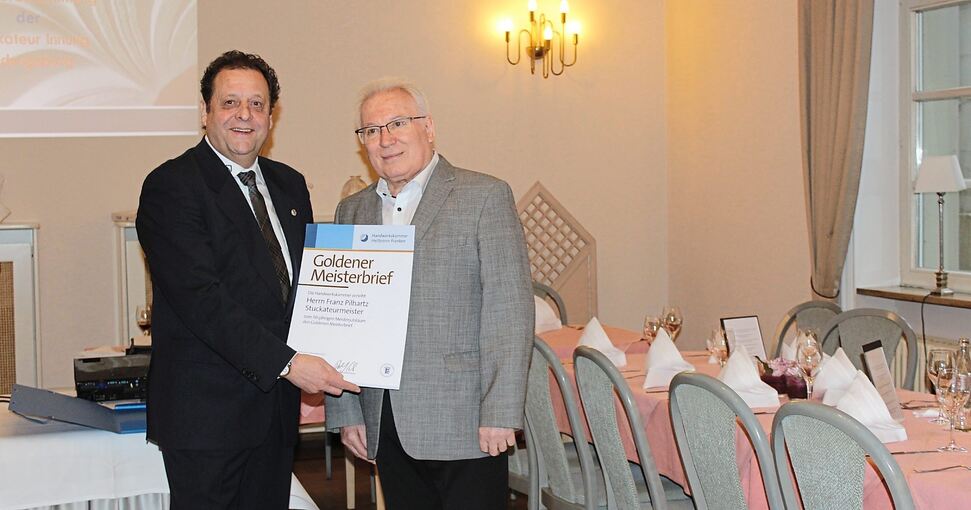 Franz Pilhartz (rechts) aus Erdmannhausen wurde vom Innungsobermeister Klaus Steidle mit dem Goldenen Meisterbrief geehrt. Foto: Kreishandwerkerschaft/p