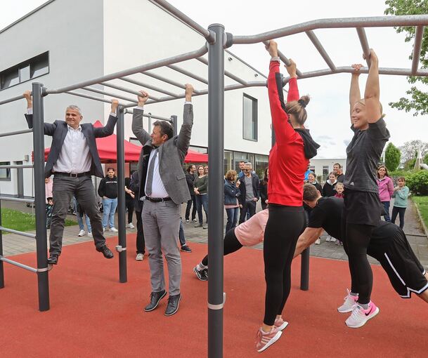 Bürgermeister Holger Albrich (links) probiert die neue Sportanlage bei der Kick-Off-Veranstaltung selbst aus. Foto: Ramona Theiss
